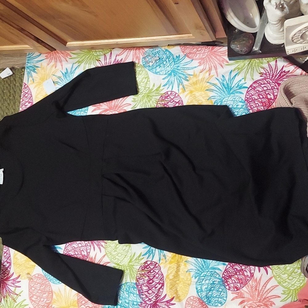 Scoop neck slimming little black dress by la clef